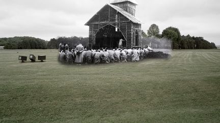 Des poilus participent &agrave; une messe en plein air devant une &eacute;glise en bois, 1917. Montage image couleur au m&eacute;morial de la bataille d'Arras (Pas-de-Calais), 2013. (GUILLAUME AMAT / SIGNATURES)