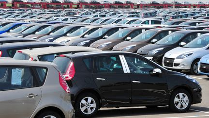 Un parking de voitures Renault, &agrave; Douai (Nord), le 25 mai. (PHILIPPE HUGUEN / AFP)