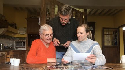 Marc et Paule Buffy montrent des photos à Youla&nbsp;Rozhno, le 29 mars 2022, dans leur maison à Island (Yonne). (RAPHAEL GODET / FRANCEINFO)