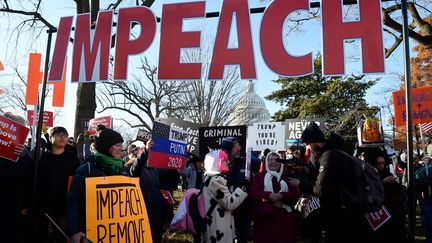 Des manifestants demandent la destitution de Donald Trump, devant le Capitole, à Washington (Etats-Unis), le 18 décembre 2019. (OLIVIER DOULIERY / AFP)