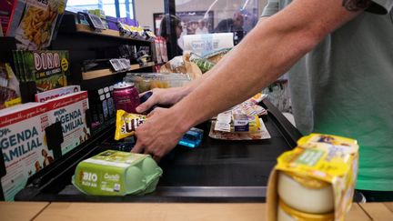 La prime exceptionnelle de rentrée doit permettre d'atténuer les répercussions de l'inflation sur le pouvoir d'achat des Français les plus modestes. (FREDERIC SCHEIBER / HANS LUCAS / AFP)