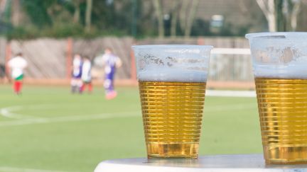 Gobelets de bière près d'un terrain de football (photo d'illustration) (FABIAN KRAUSE / GETTY IMAGES)