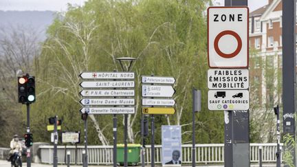 Un panneau indiquant l'entrée dans une Zone à faibles émission, à Grenoble. (BERTRAND RIOTORD / MAXPPP)