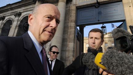 Le maire UMP de Bordeaux (Gironde), Alain Jupp&eacute;, s'exprime devant l'h&ocirc;tel de ville, le 7 avril 2014. (MEHDI FEDOUACH / AFP)