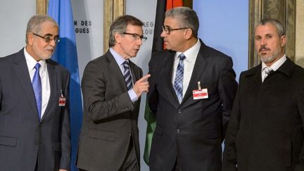 Photo d'archives de Fathi Bashagha, le nouveau ministre libyen de l'Intérieur du gouvernement Al-Sarraj, deuxième à partir de la droite lors de sa rencontre, le 14 janvier 2015, avec Bernardino Leon, l'émissaire spécial de l'ONU pour la Libye de l'époque. (FABRICE COFFRINI/AFP)