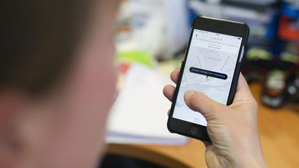 Un utilisateur de l'application Uber à Nantes (Loire-Atlantique). (MAXPPP)