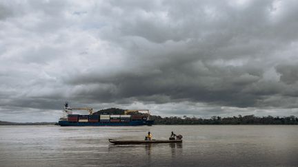 Un porte-conteneurs remonte le Congo et passe à la hauteur de Boma à destination de Matadi où le fleuve cesse d'être navigable. (ALEXIS HUGUET / AFP)