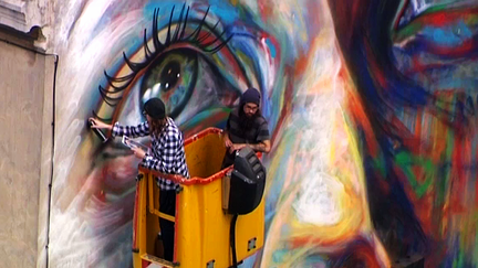 David Walker en plein création du visage de Julia, rue Léopold-Lallement à Nancy
 (France 3 / Culturebox)