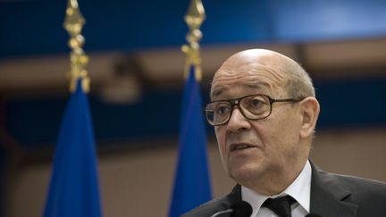 Jean-Yves Le Drian lors d'une visite de l'entreprise Safran, à Montluçon le 5 avril 2016. (THIERRY ZOCCOLAN / AFP)