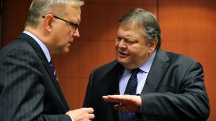 Le commissaire europ&eacute;en aux Affaires &eacute;conomiques, Olli Rehn (&agrave; gauche), s'entretient avec le ministre des Finances grec, Evangelos Venizelos, &agrave; Bruxelles le 9 f&eacute;vrier 2012.&nbsp; (JOHN THYS / AFP)