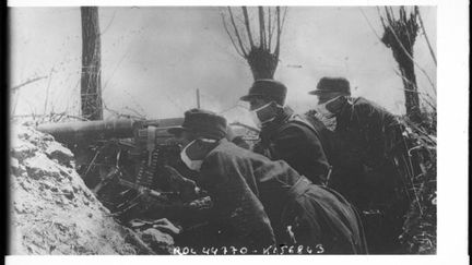 Des soldats au front munis de masques afin d'éviter l'inhalation de gaz. (©)