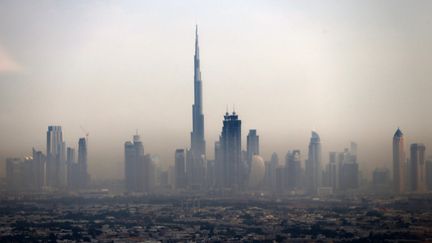 La tour Burj Khalifa, &agrave; Duba&iuml; (Emirats Arabes Unis), est encore la plus haute du monde. Jusqu'&agrave; ce que la Kingdom Tower la d&eacute;tr&ocirc;ne. (MARWAN NAAMANI / AFP)