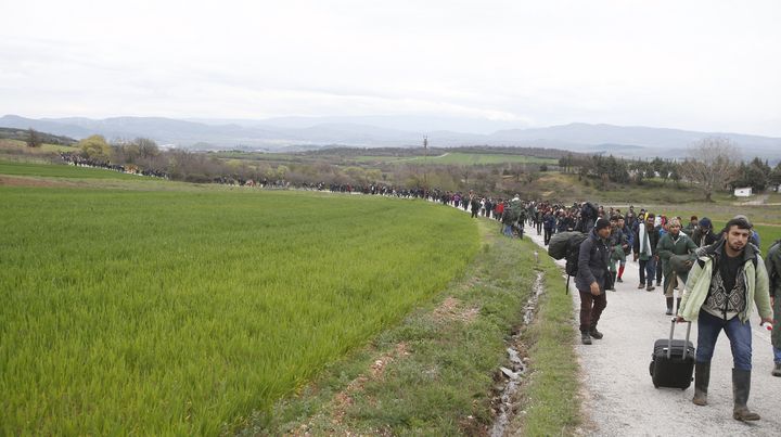 Des migrants tentent de trouver un chemin vers la Macédoine, le 14 mars 2016 en Grèce. (STOYAN NENOV / REUTERS)