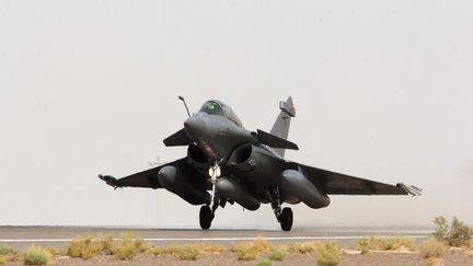 Un Rafale de l'arm&eacute;e fran&ccedil;aise d&eacute;colle d'une base a&eacute;rienne du Golfe persique pour un vol de reconnaissance au-dessus de la Syrie,&nbsp;le 8 septembre 2015. (ECPAD / AFP)