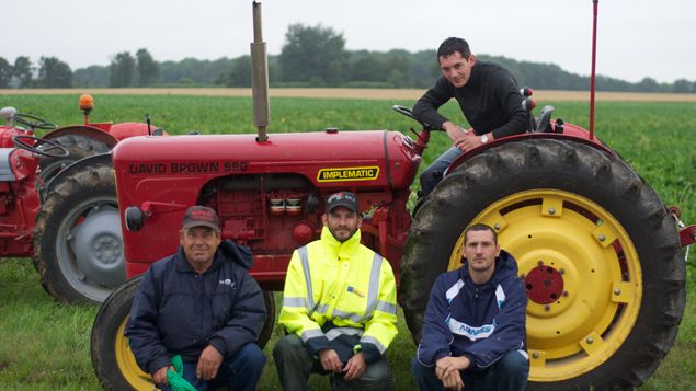 &nbsp; (Alain, Christian, Freddy et Tony ont installé des vieux tracteurs le long du parcours © RF/BS)