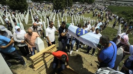 Des victimes du massacre de&nbsp;Srebrenica sont enterrées lors d'une cérémonie commémorative, le 11 juillet 2021, en Bosnie-Herzégovine. (SAMAR JORDAMOVIC / ANADOLU AGENCY / AFP)