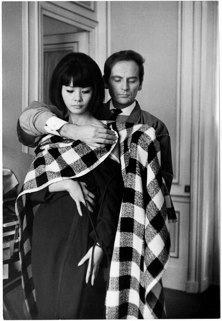 Pierre Cardin en séance de création sur son mannequin fétiche Hiroko (Yoshi Takata_Courtesy of Pierre Pelegry)