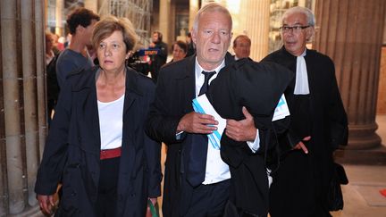 Ghislaine Marchand, Me Martial (C) et Me Ducos-Ader, au palais de justice de Bordeaux, le 24 septembre 2012. Chaque jour, un public nombreux les attend. (PIERRE ANDRIEU / AFP)