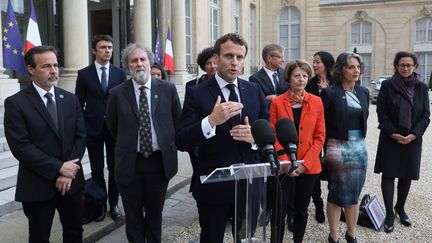 Emmanuel Macron après sa rencontre avec des experts de l'IPBES, dans la cour de l'Elysée, lundi 6 mai.&nbsp; (LUDOVIC MARIN / AFP)