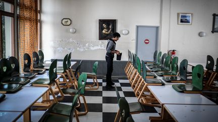 Un résident d'un Centre d'hébergement d'urgence pour migrants à Bonnelles (Yvelines), le 28 août 2018. (STEPHANE DE SAKUTIN / AFP)