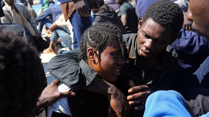 Ce couple vient d'être secouru par des garde-côtes libyens au large de la ville côtière de Guarabouli, à 60 km à l'est de la capitale Tripoli. Les migrants continuent à partir en masse de leurs pays d’origine pour tenter de gagner l’Europe qu’ils voient souvent comme un eldorado. En Libye, les réseaux de passeurs profitent du chaos qui règne depuis la chute du régime de Mouammar Kadhafi en 2011. Ils profitent aussi du désarroi de ces malheureux à qui ils font payer le passage vers le Vieux continent au prix fort (souvent plusieurs milliers d’euros). Avant de tenter la traversée de la Méditerranée, ces immigrants vivent souvent dans des conditions sanitaires «choquantes», «excécrables», aux dires mêmes du Haut commissariat de l’ONU aux réfugiés (HCR). Lequel a recueilli des témoignages sur la réduction en esclavage de centaines de fugitifs par des «gangs criminels». 
 (AFP - MAHMUD TURKIA )