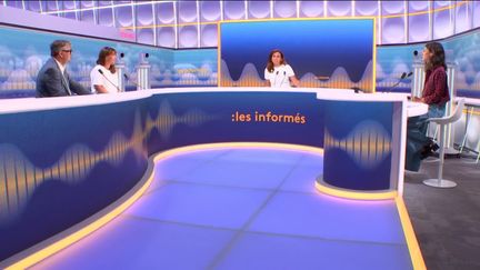 Tous les jours, les informés débattent de l'actualité autour de Salhia Brakhlia et Agathe Lambret. (FRANCEINFO / RADIO FRANCE)