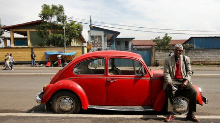 Parallèlement, alors qu’une classe moyenne émerge dans le pays, on voit de plus en plus rouler des modèles couteux importés. Mais la Coccinelle a encore de véritables supporters qui lui restent restent fidèles.&nbsp; (TIKSA NEGERI / REUTERS)