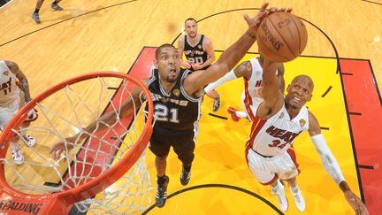 Tim Duncan (maillot noir 21), des San Antonio Spurs, et Ray Allen&nbsp;(maillot blanc 34), du&nbsp;Miami Heat, &agrave; Miami (Floride), le 18 juin 2013. (ANDREW D. BERNSTEIN / NBAE / GETTY IMAGES / AFP)