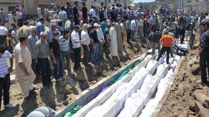 Inhumation des victimes du massacre de Houla, en Syrie, le 26 mai 2012. (SHAAM NEWS NETWORK /AFP)