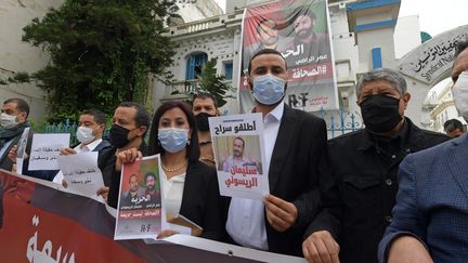 Des soutiens aux journalistes marocains Omar Radi et&nbsp;Soulaimane Raissouni,&nbsp;à Tunis (Tunisie), le 3 mai 2021. (FETHI BELAID / AFP)