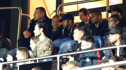 Le footballeur du PSG, Neymar, en tribune lors du match de Ligue des champions contre Manchester United, le 6 mars 2019, au Parc des Princes. (CHRISTIAN HARTMANN / REUTERS)