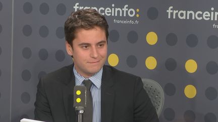 Le député LREM Gabriel Attal était l'invité de "L'Interview J-1", mardi 13 février 2018, sur franceinfo. (FRANCEINFO)