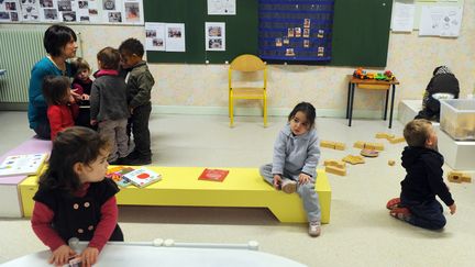 Des enfants de 2 ans jouent dans une classe d'&eacute;cole maternelle pour les tout-petits &agrave; Firmi&nbsp;(Aveyron). (ERIC CABANIS / AFP)