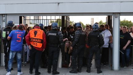 Des CRS aux portes du Stade de France (Seine-Saint-Denis), le soir de la finale de la Ligue des champions entre Madrid et Liverpool, le 28 mai 2022. (THOMAS COEX / AFP)