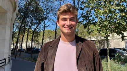 Guilhem Carayon, 22 ans, président des Jeunes Républicains, à Paris. (MANON MELLA / FRANCEINFO)