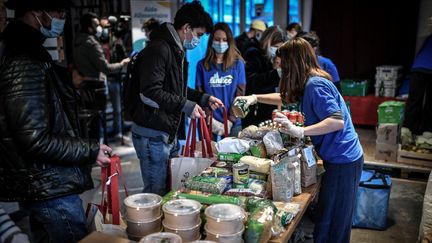 Une distribution de nourriture pour les étudiants à Lille, en 2021.&nbsp; (STEPHANE DE SAKUTIN / AFP)