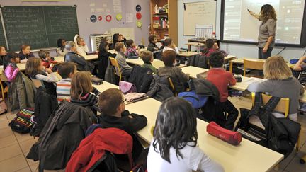 Des &eacute;coliers dans une classe de primaire, le 5 d&eacute;cembre 2011, &agrave; Seclin (Nord). (PHILIPPE HUGUEN / AFP)