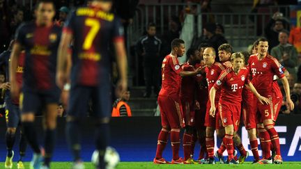 Arjen Robben est f&eacute;licit&eacute; par ses co&eacute;quipiers du Bayern Munich apr&egrave;s son ouverture du score contre le FC Barcelone, mercredi 1er mai 2013. (LLUIS GENE / AFP)