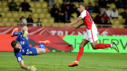 Le jeune attaquant de Monaco Kylian Mbappe n'a laissa aucune chance au gardien nantais Dupé  (JEAN FRAN?OIS OTTONELLO / MAXPPP)