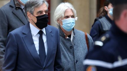 François et Penelope Fillon arrivent à leur procès à Paris, le 15 novembre 2021. (THOMAS COEX / AFP)