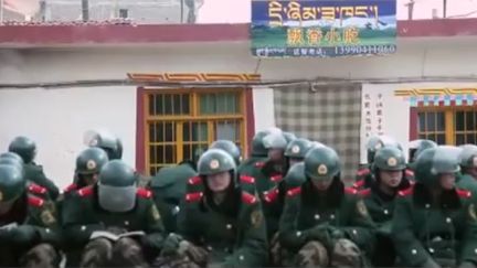 Forces chinoises déployées en nombre dans la ville tibétaine d'Aba au Sichuan (DR - The Guardian - Youtube)