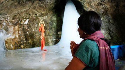 Environ 400 000 personnes viennent en p&egrave;lerinage chaque ann&eacute;e pendant l'&eacute;t&eacute; pour apercevoir le "lingam", une stalactite de glace cens&eacute;e repr&eacute;senter la virilit&eacute; de Shiva. (BILAL BAHADUR / THE TIMES OF INDIA / AFP)