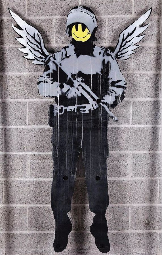 "Flying Copper" de Banksy daté 2003 (205,8 x 122 cm) en vente à Drouot.
 (Digard Auction)