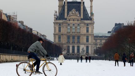 Des passants&nbsp;sous la neige à Paris, le 22 janvier 2019.&nbsp; (GONZALO FUENTES / REUTERS)