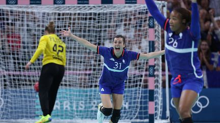 Lucie Granier célèbre un but inscrit pour la France contre l'Allemagne en quarts de finale des Jeux olympiques de Paris, le 6 août 2024 au stade Pierre-Mauroy de Villeneuve-d'Ascq. (THOMAS COEX / AFP)