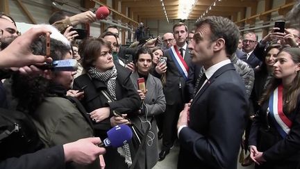 Emmanuel Macron se défend