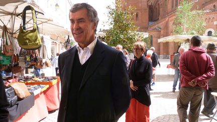 J&eacute;r&ocirc;me Cahuzac a fait sa premi&egrave;re apparition publique depuis ses aveux le 11 mai 2013, sur le march&eacute; de Villeneuve-sur-Lot (Lot-et-Garonne). (JOELLE FAURE / LA DEPECHE DU MIDI / AFP)