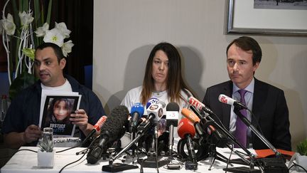 Jennifer et Joachim de Araujo, les parents de Maëlys, ainsi que leur avocat maître&nbsp;Fabrice Rajon, lors d'une conférence de presse le 8 mars 2018 à Lyon. (PHOTO JOEL PHILIPPON / MAXPPP)