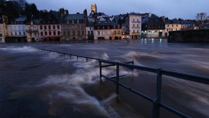 Pas de r&eacute;pit pour les habitants de Quimperl&eacute; (Finist&egrave;re). La La&iuml;ta avait atteint, &agrave; la pleine mer, une cote de pr&egrave;s de 4 m&egrave;tres, dimanche 5 janvier, noyant &agrave; nouveau les quais&nbsp;sous plus d'un m&egrave;tre d'eau. (MAXPPP)