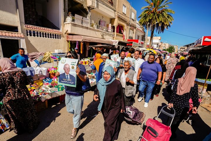 Des partisans du président tunisien Kaïs Saïed, candidat à sa réélection, défilent dans une rue de Tunis (Tunisie), le 29 septembre 2024. (YASSINE GAIDI/ANADOLU/AFP)